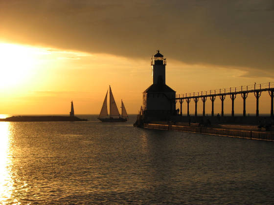 Sailing_Related_Pictures/2008-06-11-Hornpipe_Sailing_by_the_Pier-002.jpg